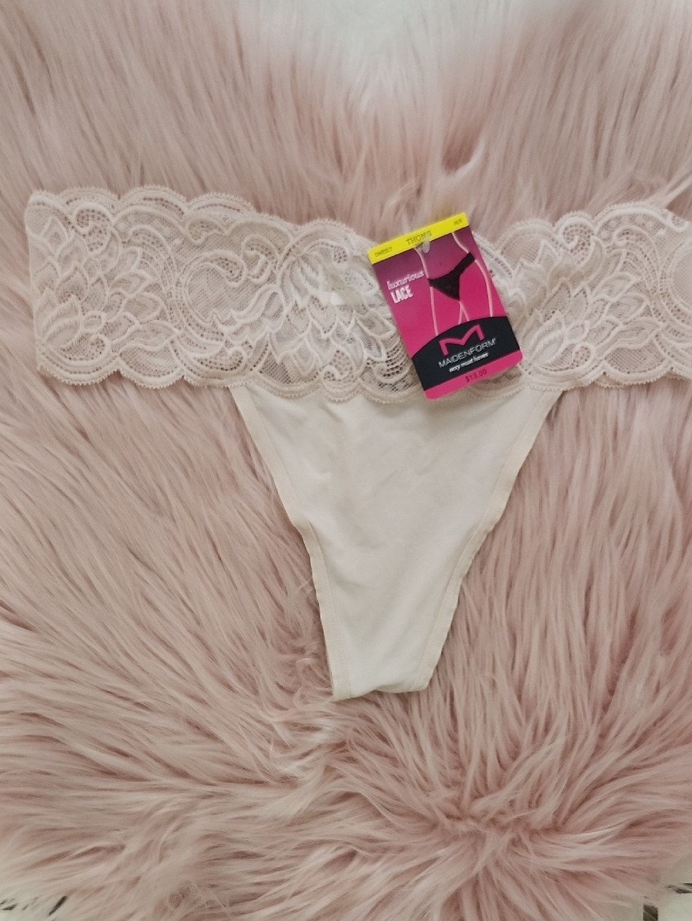 BRAND NEW MAIDENFORM LUXURIOUS LACE THONG PANTIES-6/M